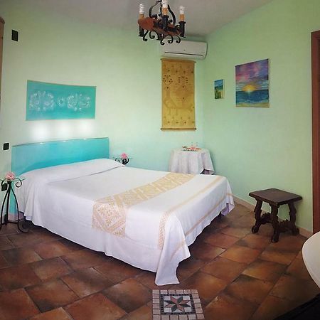 Le Quattro Mura Bed and Breakfast Pula Esterno foto