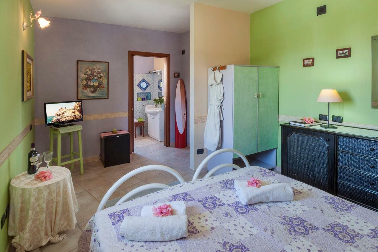 Le Quattro Mura Bed and Breakfast Pula Esterno foto