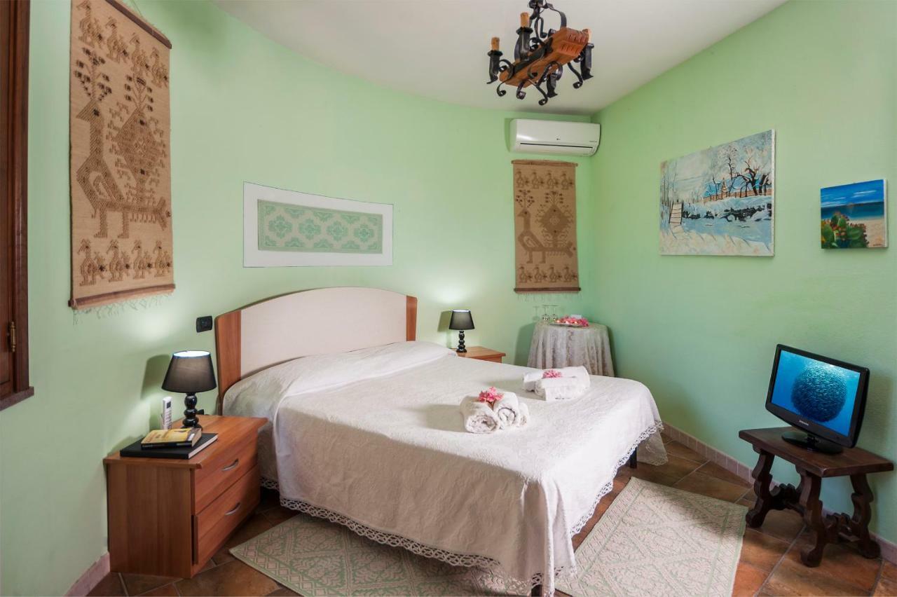 Le Quattro Mura Bed and Breakfast Pula Esterno foto