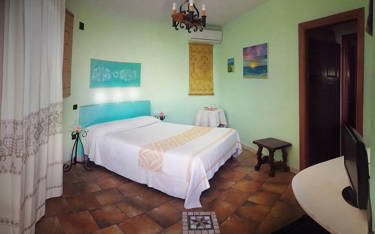 Le Quattro Mura Bed and Breakfast Pula Esterno foto
