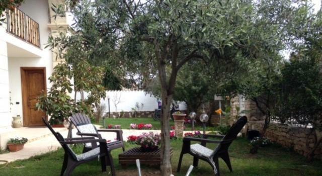 Le Quattro Mura Bed and Breakfast Pula Esterno foto